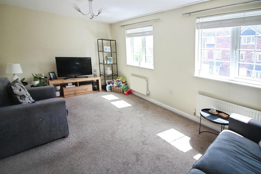 Property photo 2 of 16 Lounge