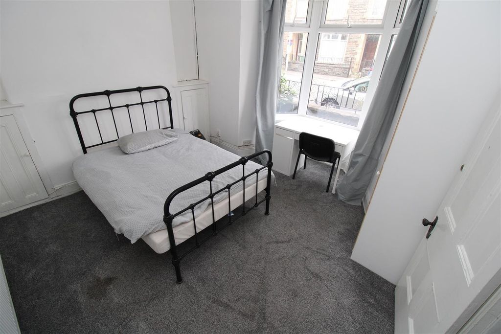 Property photo 1 of 8 Bright Bedroom With Double Bed And Desk Space...