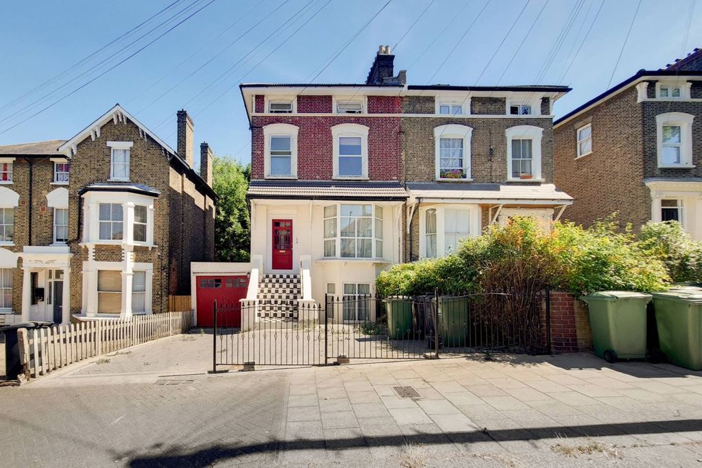 Property photo 2 of 10