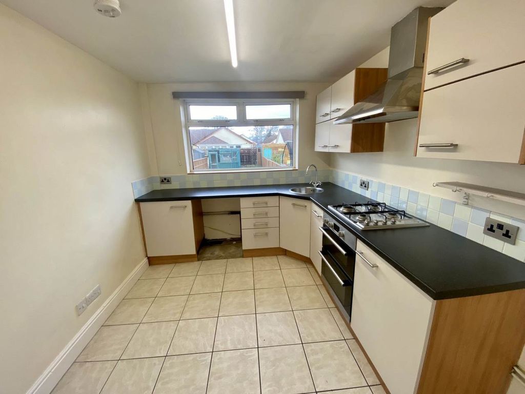 Property photo 1 of 16 Kitchen 2