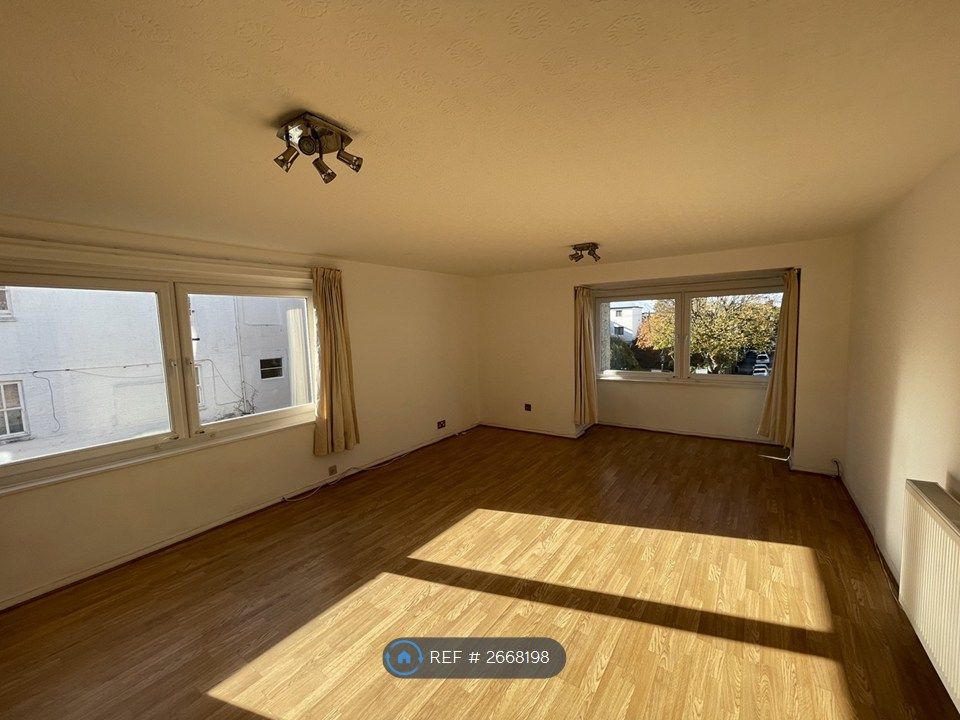 Property photo 1 of 9 Living Room