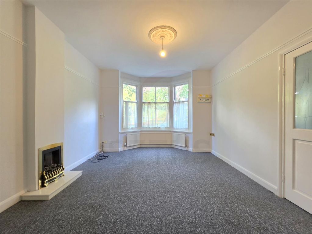 Property photo 3 of 17 Lounge