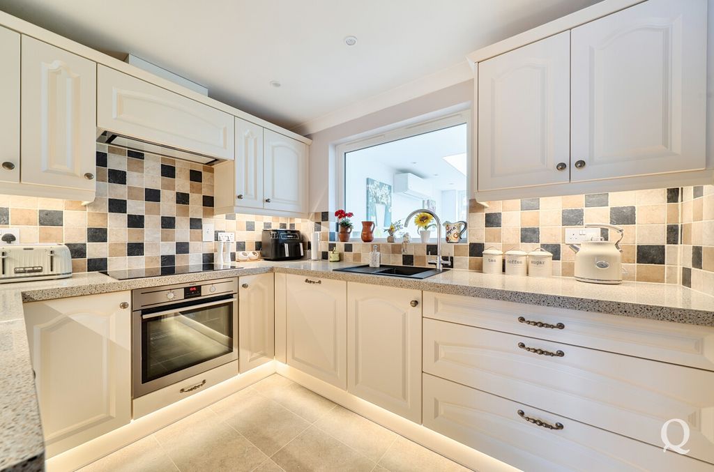 Property photo 2 of 27 E14363Bb-2824-4E7...