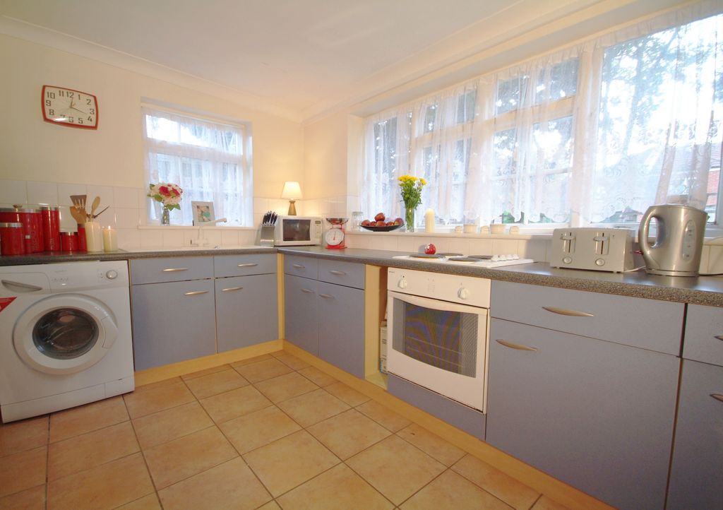 Property photo 2 of 6 Kitchen