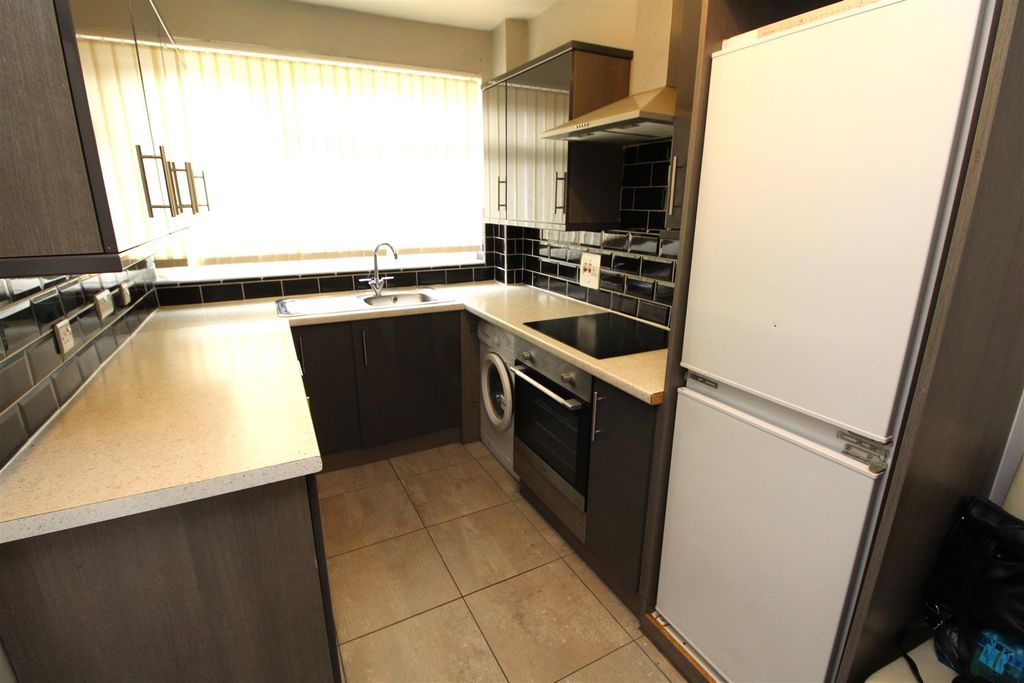 Property photo 2 of 10 Kitchen