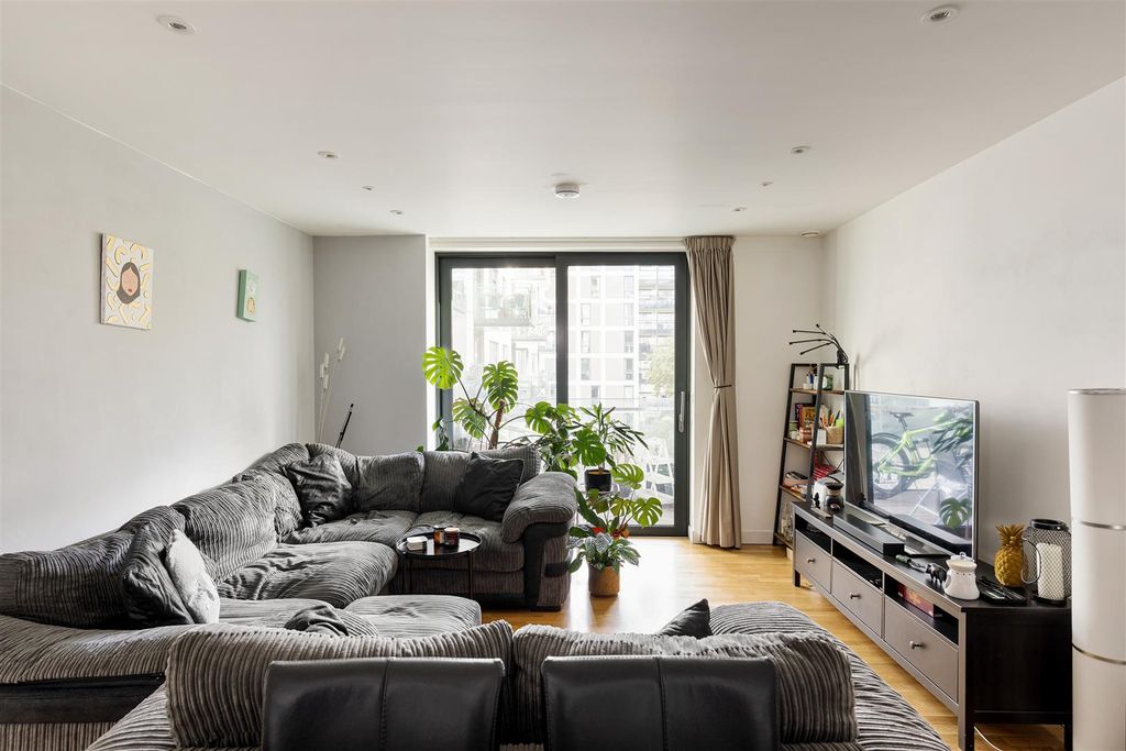 Property photo 2 of 29 Honour Lea Avenue E20