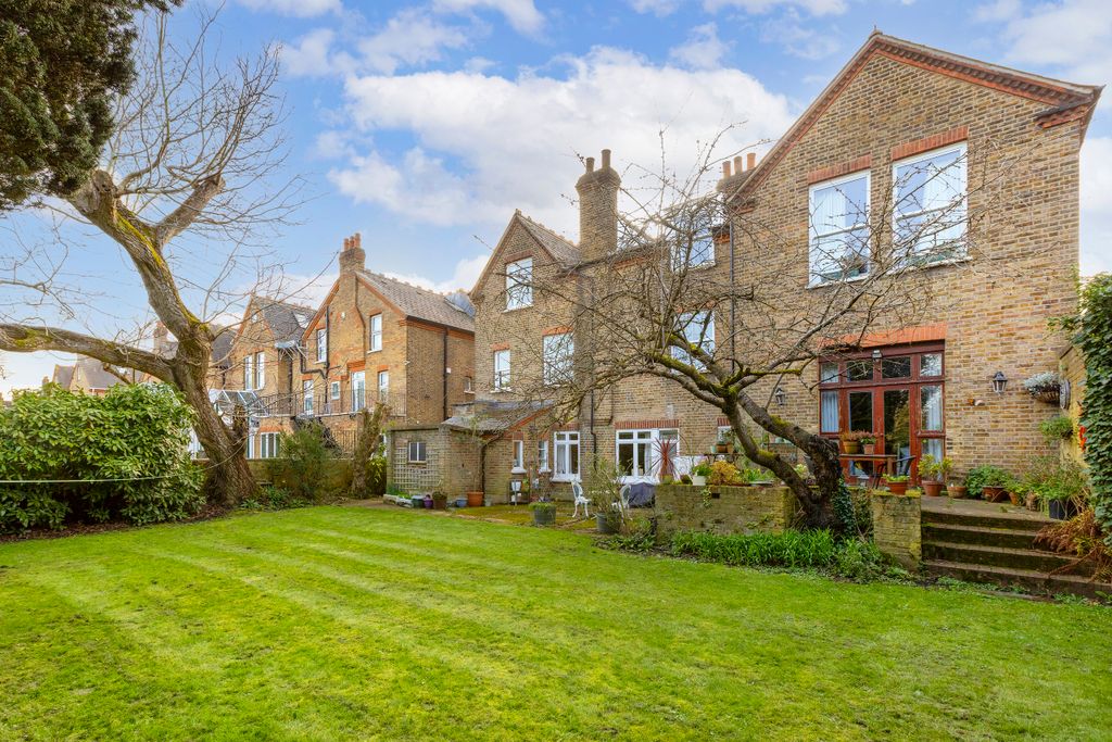 Property photo 2 of 19 Garden