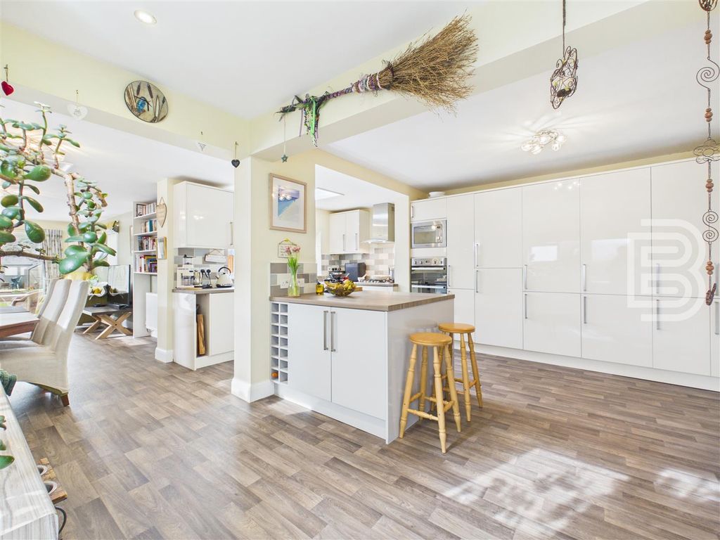 Property photo 3 of 26 Cam05587G0-Pr0150-Still014.Jpg