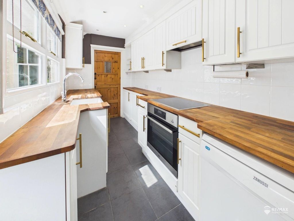 Property photo 3 of 19 Kitchen (2).Jpg