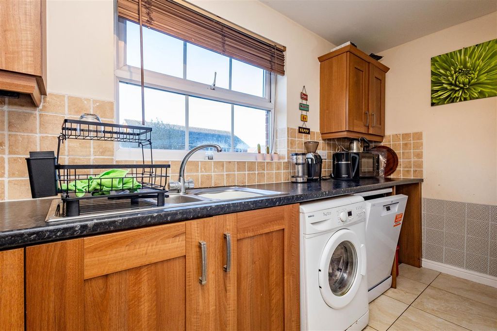 Property photo 3 of 11 Kitchen