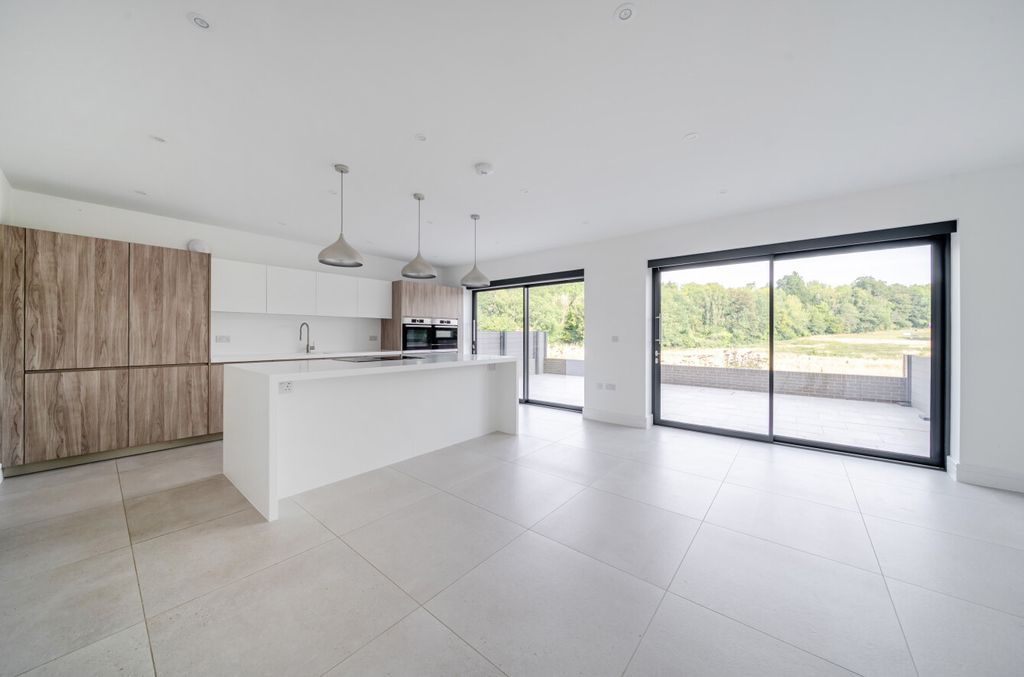 Property photo 3 of 17 1335989-16-6895c7...
