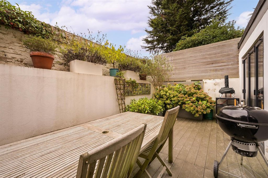 Property photo 3 of 10 Flat 2, 68 Sinclair Road (14).Jpg