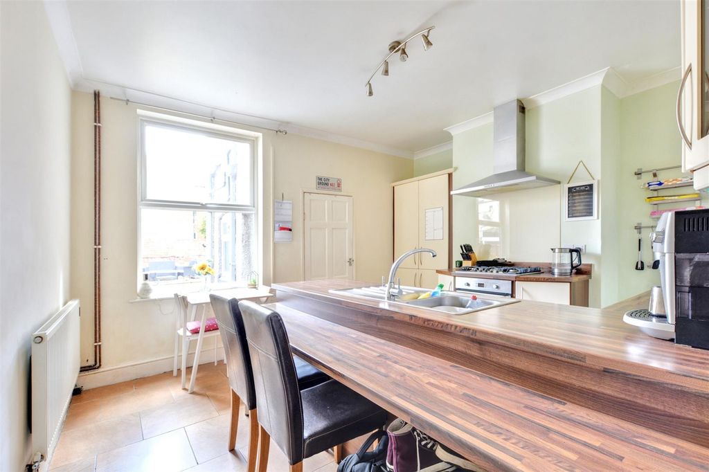 Property photo 3 of 18 Dining Kitchen
