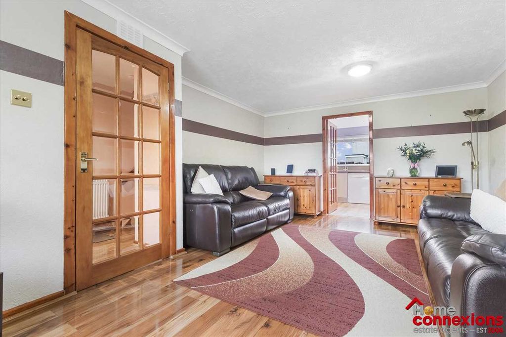 Property photo 3 of 22 Lounge (2)