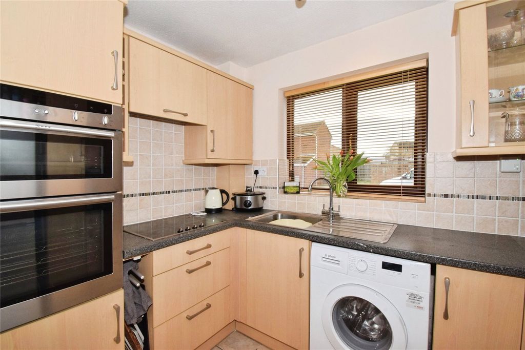 Property photo 3 of 16 Kitchen