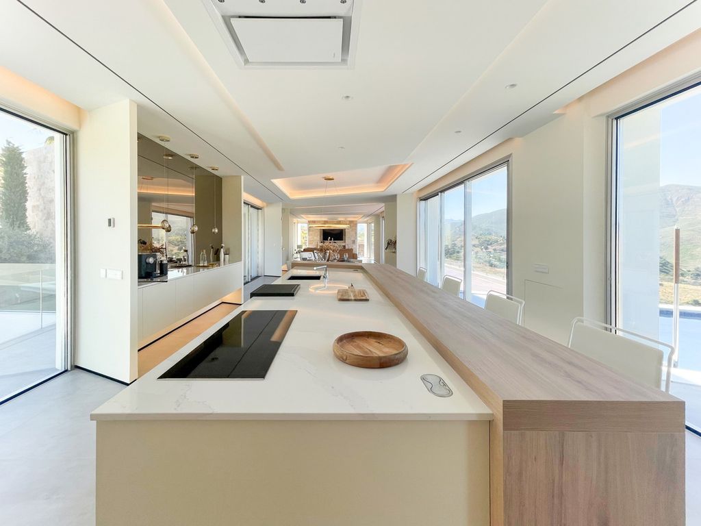 Property photo 2 of 50