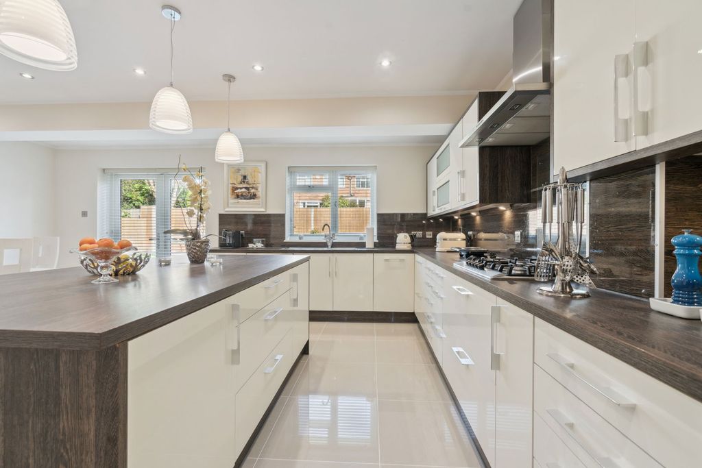 Property photo 3 of 28