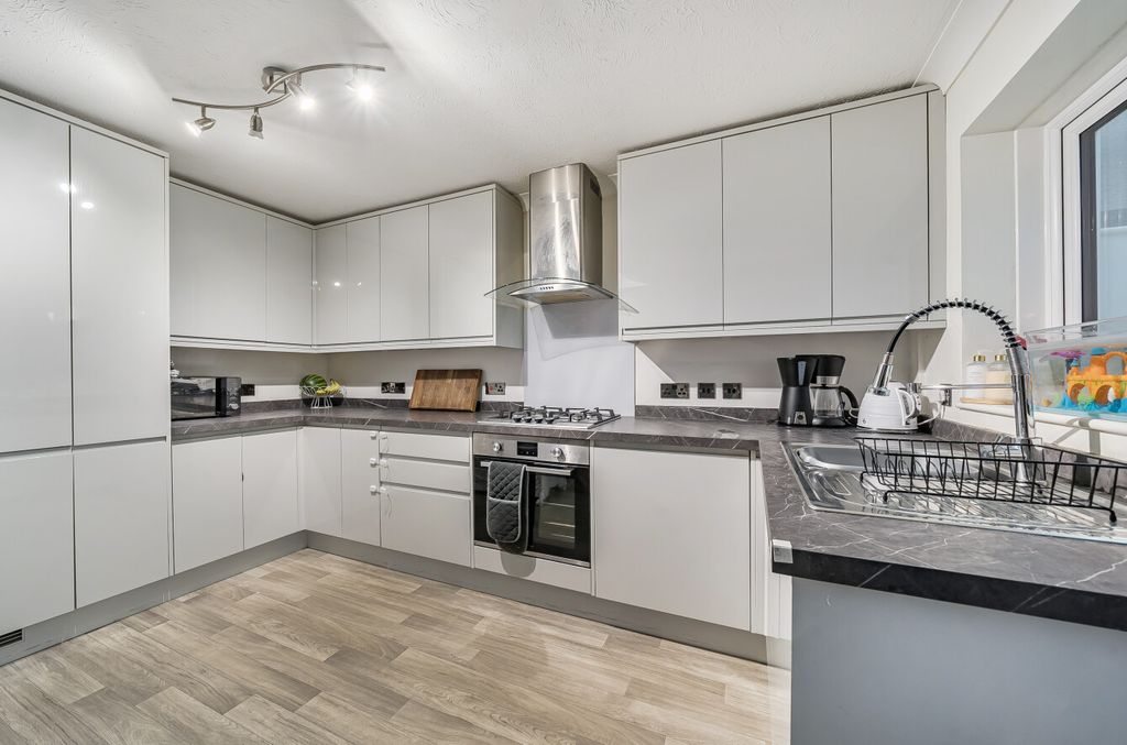 Property photo 2 of 12 14061919697B3B4B940B4