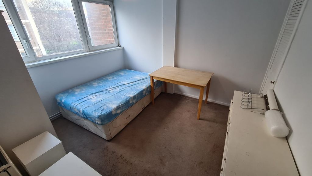 Property photo 2 of 12 Room 5- £780 Available From 01/06/2026