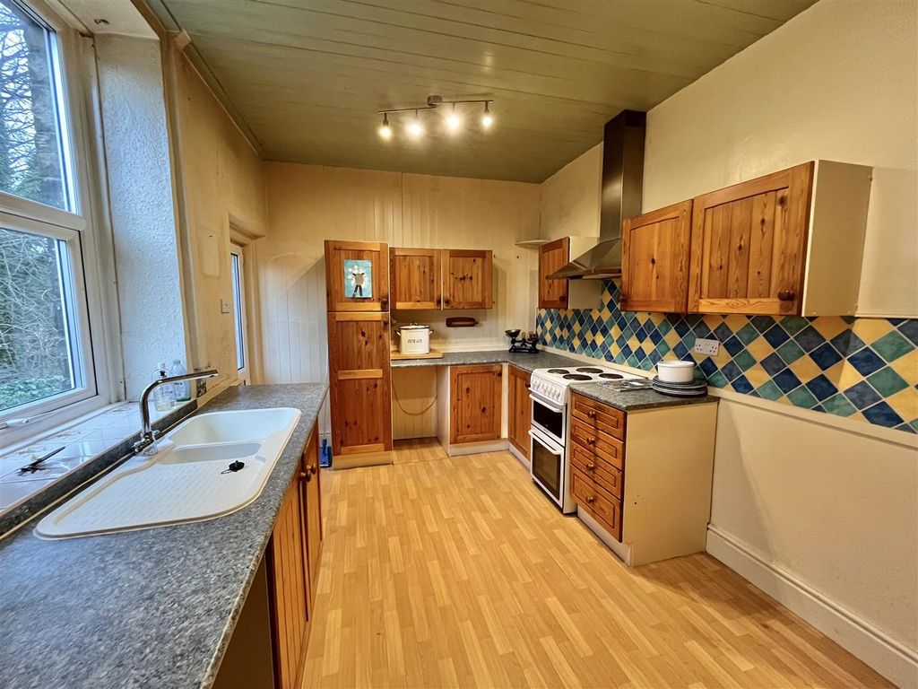 Property photo 3 of 8 Kitchen