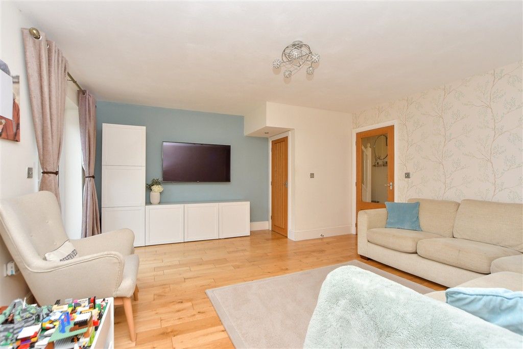 Property photo 2 of 11 Lounge