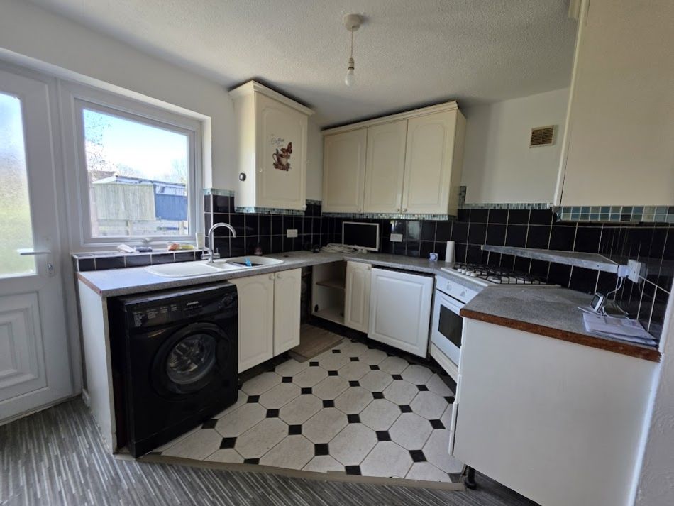 Property photo 3 of 8 Kitchen