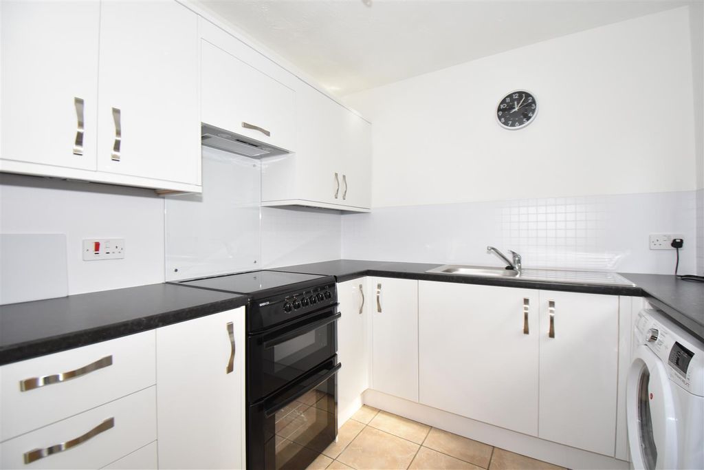 Property photo 2 of 6 Kitchen