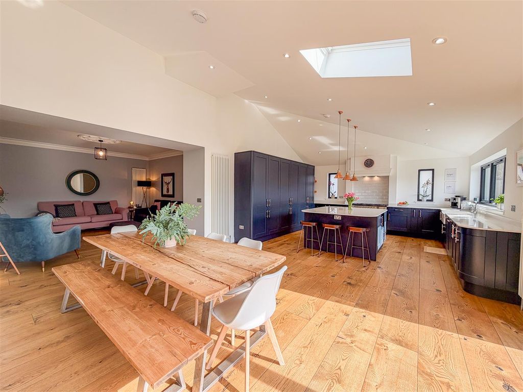 Property photo 2 of 47 Family/Kitchen/Dine