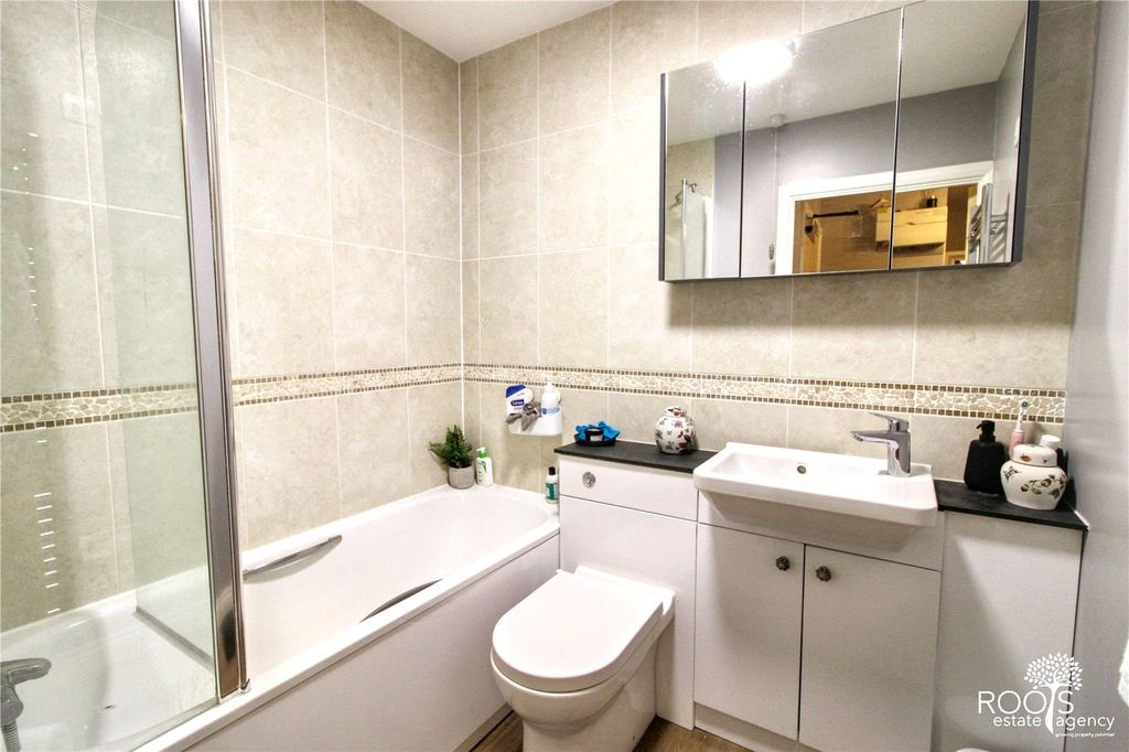 Property photo 3 of 7 Bathroom