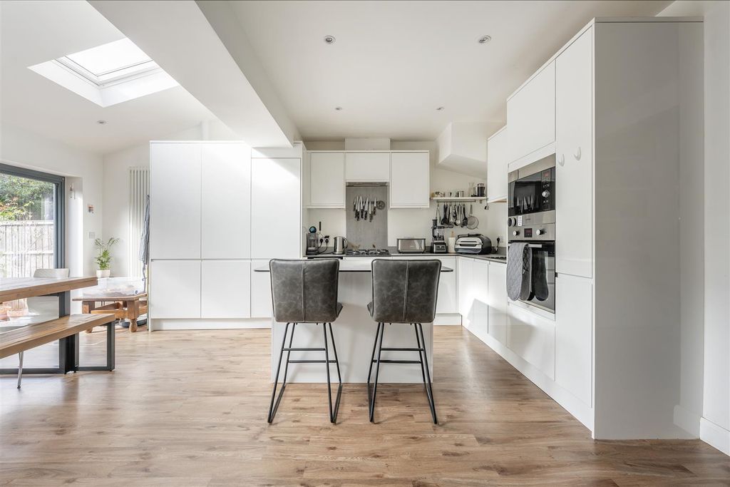 Property photo 3 of 24 Ardleigh Terrace, E17