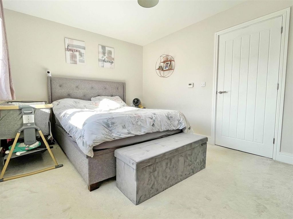 Property photo 3 of 18 Bed1A.Jpg