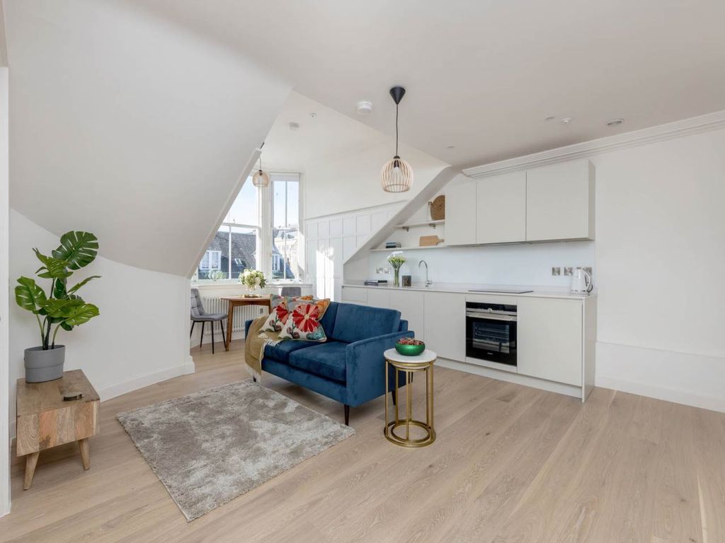 Property photo 2 of 10 60486_Castlest016