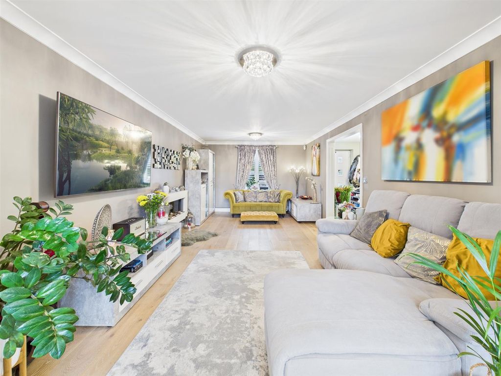 Property photo 2 of 20 Cam04907G0-Pr0315-Still030.Jpg