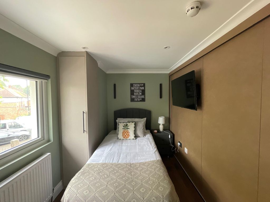 Property photo 1 of 3 Fully Furnished Ensuite Room To Rent | Allendale Avenue, Southall Ub1 | Â£1,000 Pcm | All Bills Included | Available Now