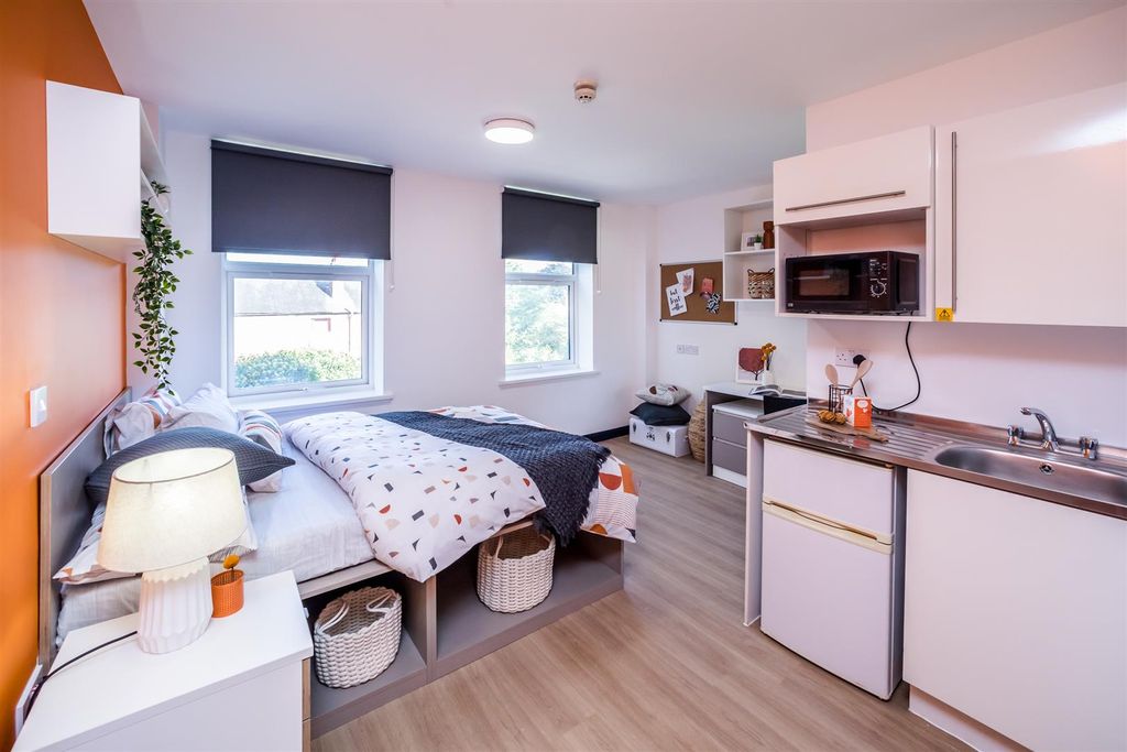 Property photo 3 of 7 Crosstrend Premium Plus Room A.Jpg