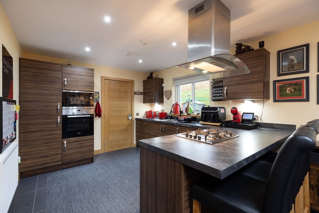 Property photo 3 of 19 Kitchen