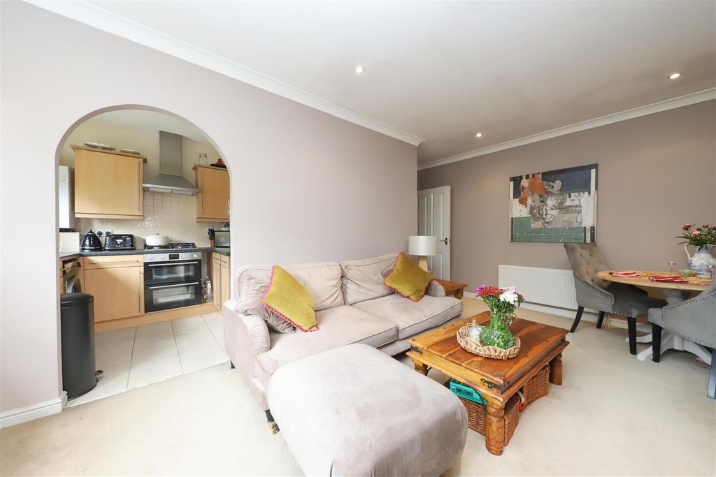 Property photo 1 of 8 Living Room/Kitchen