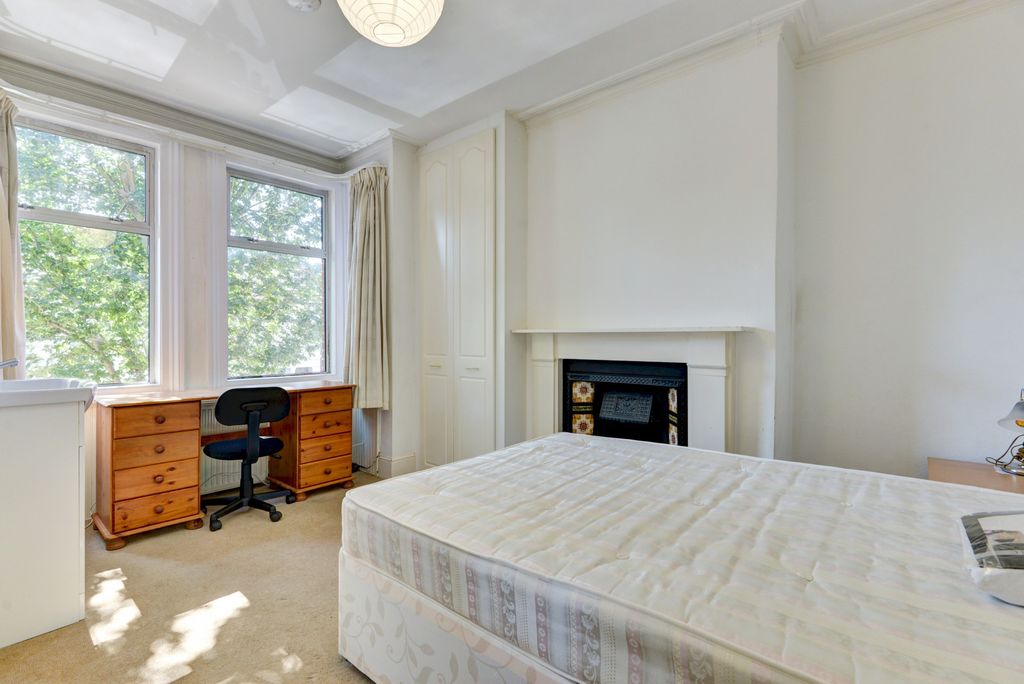 Property photo 2 of 19 Bright, Airy Bedroom With Large Sash Windows, Neut...