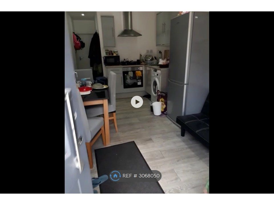 Property photo 2 of 7 Loving / Kitchen