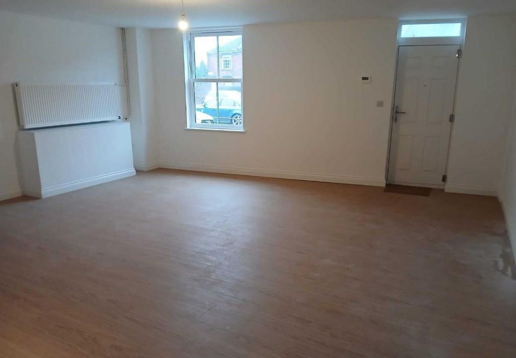 Property photo 3 of 4 Living Ls.Jpg