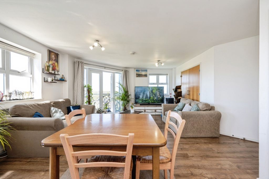 Property photo 3 of 17 Lounge