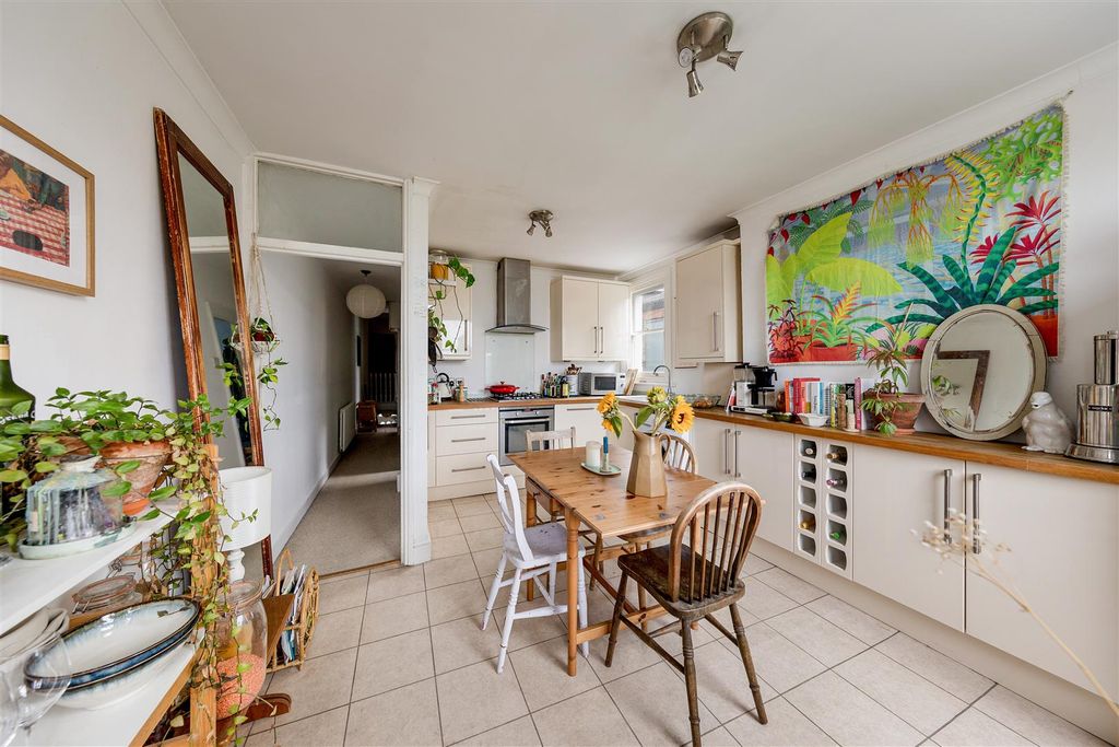 Property photo 3 of 31 Howard Road, E17