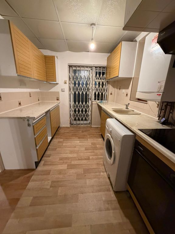 Property photo 1 of 14 3 Bed Semi-Detached House To Rent Harvest Road, Feltham Tw13