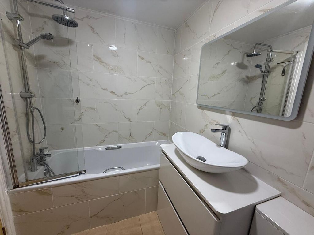 Property photo 1 of 13 Bathroom