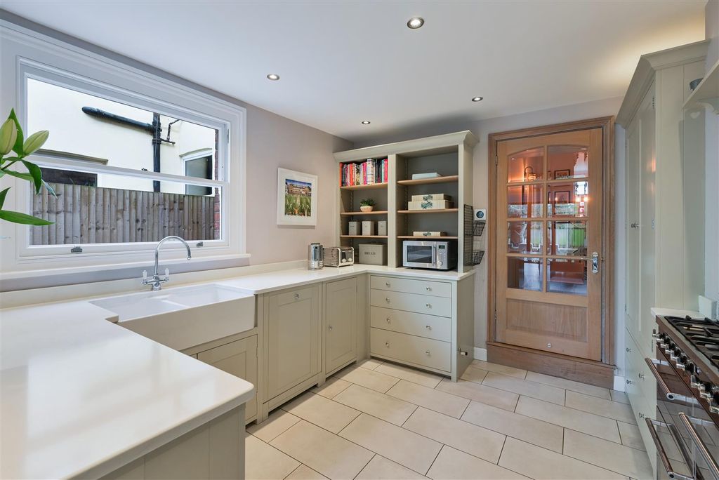 Property photo 3 of 25 Barnett Wood Lane