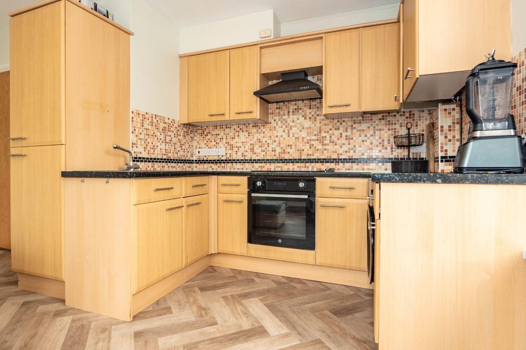Property photo 3 of 11 Kitchen: