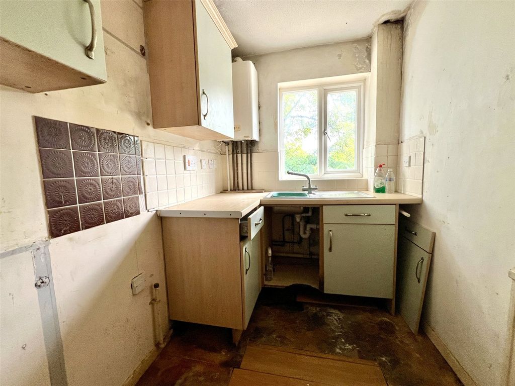 Property photo 3 of 7 Kitchen