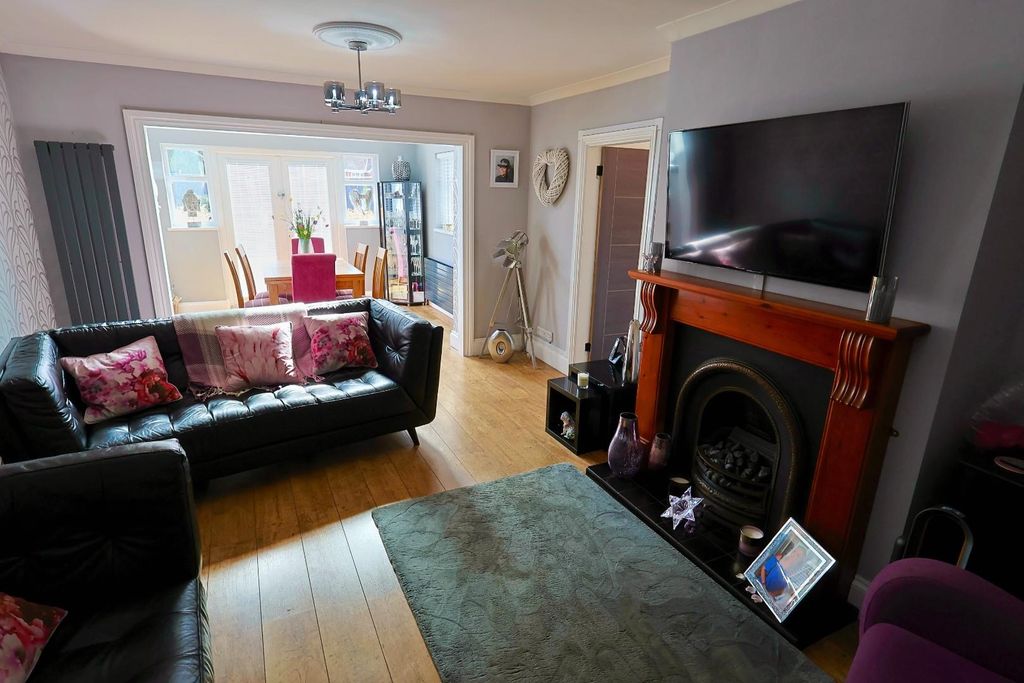 Property photo 3 of 17 141469A5-1739-46E8-8F99-80A2C724F639_1_201_A.Jpeg