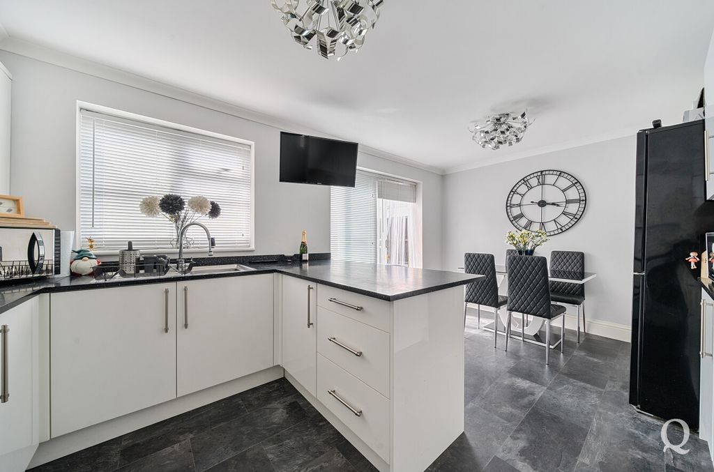 Property photo 2 of 17 Cf3A76Fe-178d-47c...