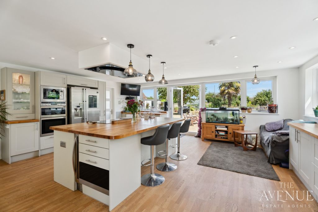 Property photo 1 of 15 3961750